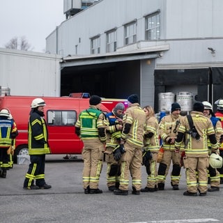 Einsatzkräfte der Feuerwehr nach einem Chemieunfall in Konstanz im Januar 2024.