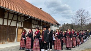 Frauen in Tracht, die zum Musikverein Taldorf gehören.