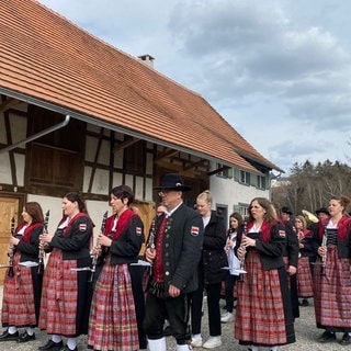 Frauen in Tracht, die zum Musikverein Taldorf gehören.