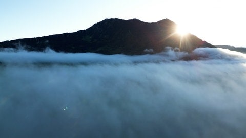 Der Grünten am Morgen des Aufstiegs im Nebel