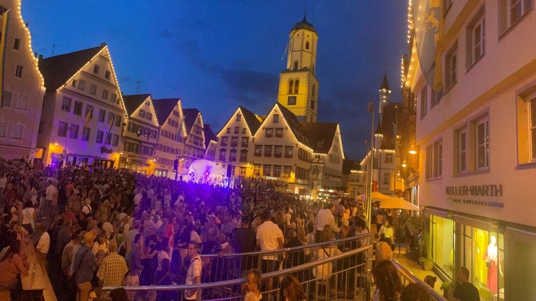 Tanz auf dem Marktplatz beim Biberacher Schützenfest.