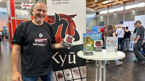 Spieleentwickler Michael Palm präsentiert auf der Spielemesse in Friedrichshafen ein neues Spiel.