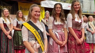 Die neue Braunviehkönigin Lisa-Marie Kempter und ihre beiden Mitbewerberinnen.