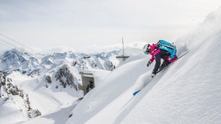 Ein Skifahrer im Skigebiet St. Anton in Vorarlberg fährt einen Berg runter. Die Preise für Skipässe steigen. 