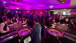 Ein Roulette-Tisch im Konstanzer Casino und mehrere Croupiers