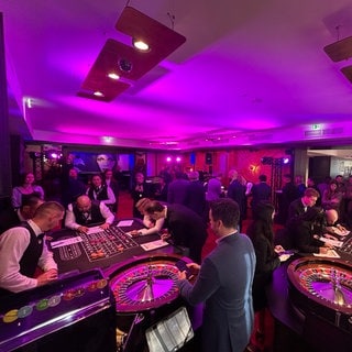 Ein Roulette-Tisch im Konstanzer Casino und mehrere Croupiers