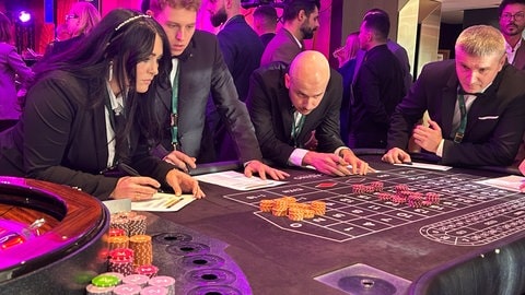 Croupiers an einem Roulette-Tisch im Konstanzer Casino