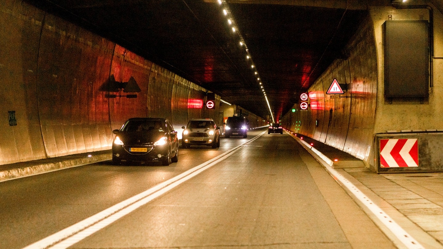 Fahrzeuge im Arlberg Straßentunnel.