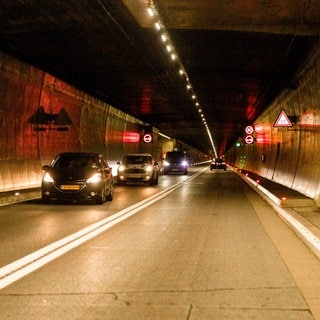 Fahrzeuge im Arlberg Straßentunnel.