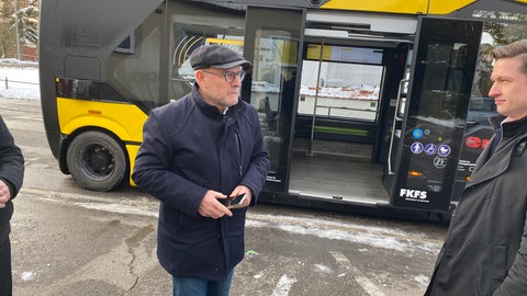 Verkehrsminister Winfried Hermann schaute sich das Projekt in Friedrichshafen an.