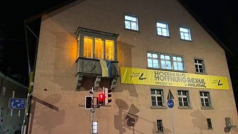 Oranges Licht leuchtet aus einem Fenster und macht auf Gewalt gegen Frauen aufmerksam