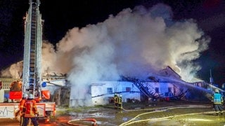 Ein Stallgebäude bei Aitrach steht in Flammen. 