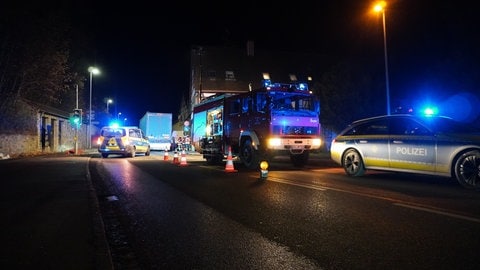 Die Polizei am Unfallort: In Leutkirch wurde ein 13-jähriger Radfahrer von einem Lkw überfahren.