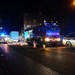 Die Polizei am Unfallort: In Leutkirch wurde ein 13-jähriger Radfahrer von einem Lkw überfahren.