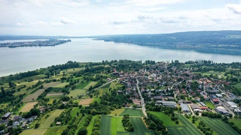 Der Ort Gaienhofen auf der Halbinsel Höri aus der Luft.