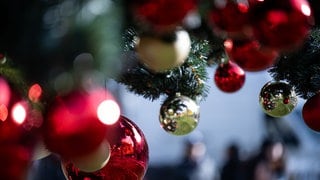 Christbaumkugeln hängen an einem Baum