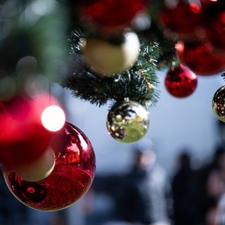 Christbaumkugeln hängen an einem Baum