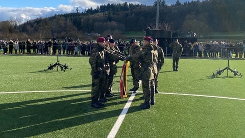 Rekrutinnen und Rekruten der Bundeswehr legen in Krauchenwies das Gelöbnis ab.