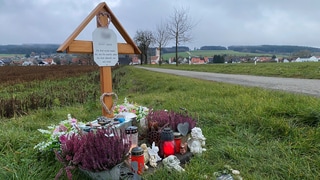 Immer noch stehen Kerzen und Blumen am Kreuz an der Unfallstelle bei Haisterkirch (Kreis Ravensburg).