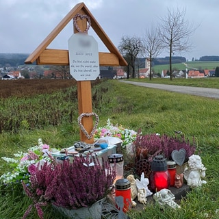 Immer noch stehen Kerzen und Blumen am Kreuz an der Unfallstelle bei Haisterkirch (Kreis Ravensburg).