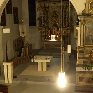 In der katholischen Kirche St. Martin in Tannau können Gläubige bis tief in die Nacht beten.