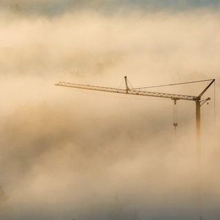 Ein Baukran im Nebel