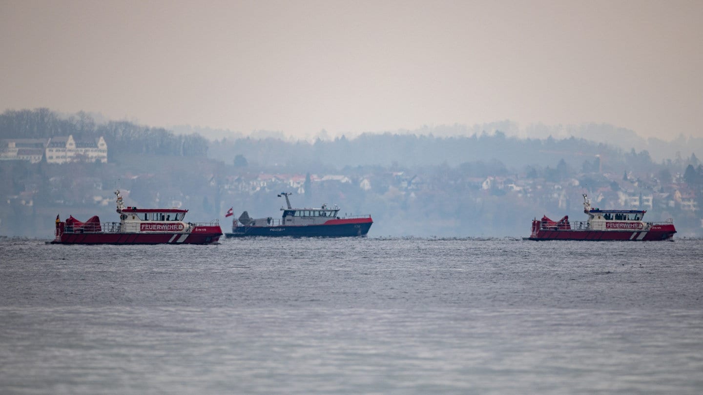 Schiffe suchen auf dem Bodensee nach zwei vermissten Seglern, deren Boot gekentert war.