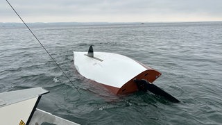 Zwei Männer kenterten mit ihrem Boot auf dem Bodensee und wurden tot aus dem Wasser geborgen.