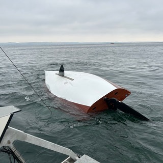 Zwei Männer kenterten mit ihrem Boot auf dem Bodensee und wurden tot aus dem Wasser geborgen.