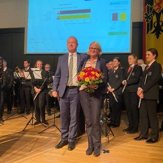 Jan Zeitler steht als Sieger der Stichwahl auf der Bühne