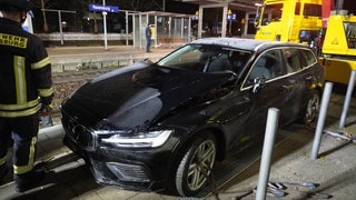 Auto steht auf Bahnhsteig am Bahnhof Ravensburg