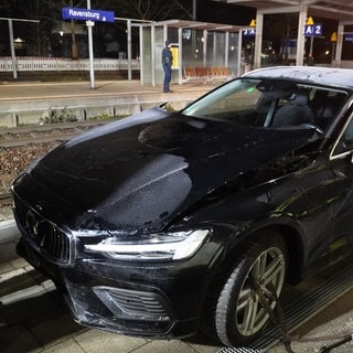 Auto steht auf Bahnhsteig am Bahnhof Ravensburg