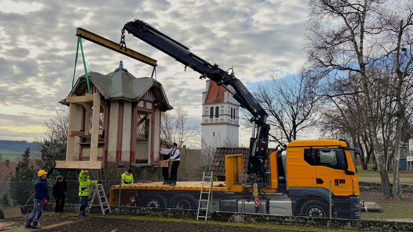 Der Kiosk wird auf einen LKW gehoben