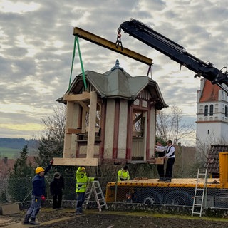 Der Kiosk wird auf einen LKW gehoben