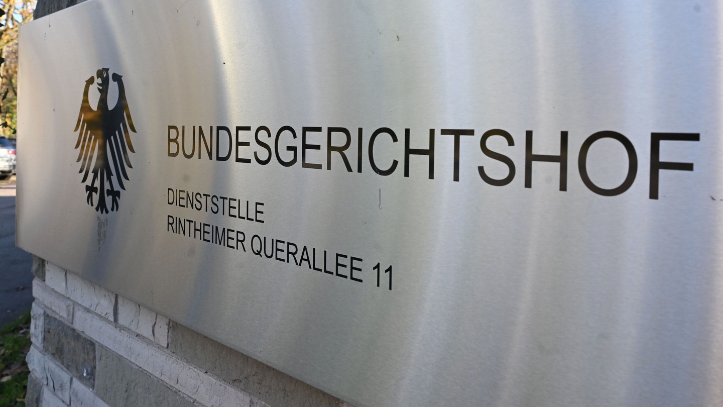 Schild des Bundesgerichtshofs Karlsruhe.