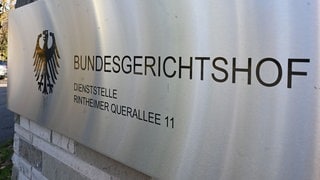 Schild des Bundesgerichtshofs Karlsruhe. 