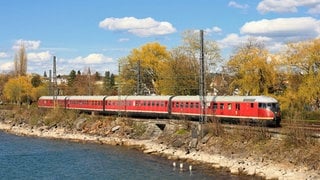 Historischer roter Zug fährt am Bodensee