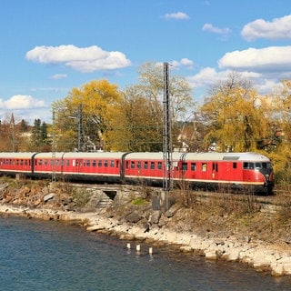 Historischer roter Zug fährt am Bodensee