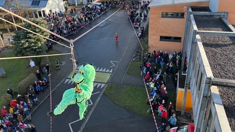 Der Drache Grisu seilt sich vom Dach der Geschwister-Scholl-Schule des KBZO in Weingarten ab.