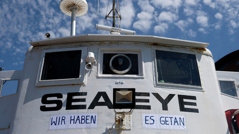 Das Rettungsschiff "Sea-Eye" liegt im Hafen.