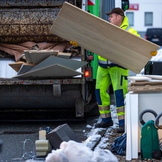 Bald Vergangenheit im Kreis Ravensburg? Ein Müllwerker lädt Sperrmüll in ein Müllfahrzeug.