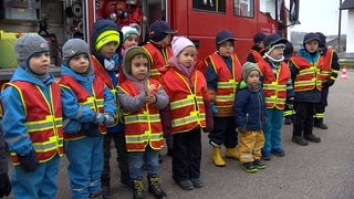 Die Kindergruppe der Feuerwehr Bad Saulgau steht vor einem der Einsatzfahrzeuge.