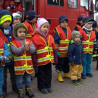 Die Kindergruppe der Feuerwehr Bad Saulgau steht vor einem der Einsatzfahrzeuge.