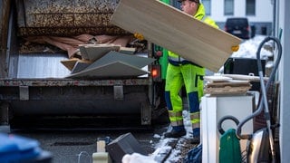 Bald Vergangenheit im Kreis Ravensburg? Ein Müllwerker lädt Sperrmüll in ein Müllfahrzeug.