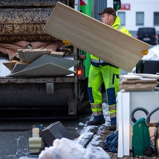 Bald Vergangenheit im Kreis Ravensburg? Ein Müllwerker lädt Sperrmüll in ein Müllfahrzeug.