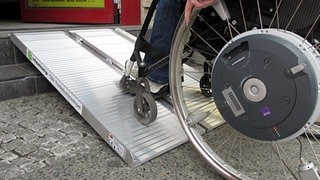 Die klappbare Aluminium-Rampe für Rollstuhlfahrer und Kinderwagen ist für den mobilen Einsatz oder die feste Verlegung geeignet.