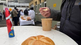 Ein Obdachloser isst Suppe in Weingarten.