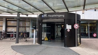 Der Eingangsbereich des Klinikums in Friedrichshafen.