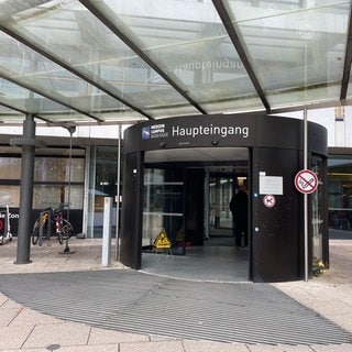 Der Eingangsbereich des Klinikums in Friedrichshafen.