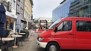 Die Feuerwehr sichert die Beton-Poller vor den Eingängen zum Weihnachtsmarkt zusätzlich mit Fahrzeugen ab.